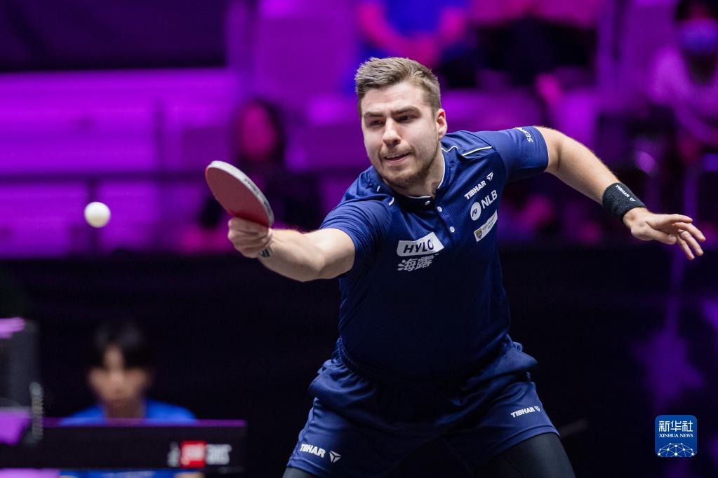 光灯下的焦 光灯下的焦