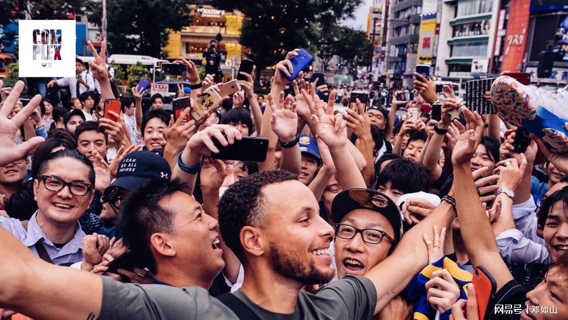 靠近挡板并